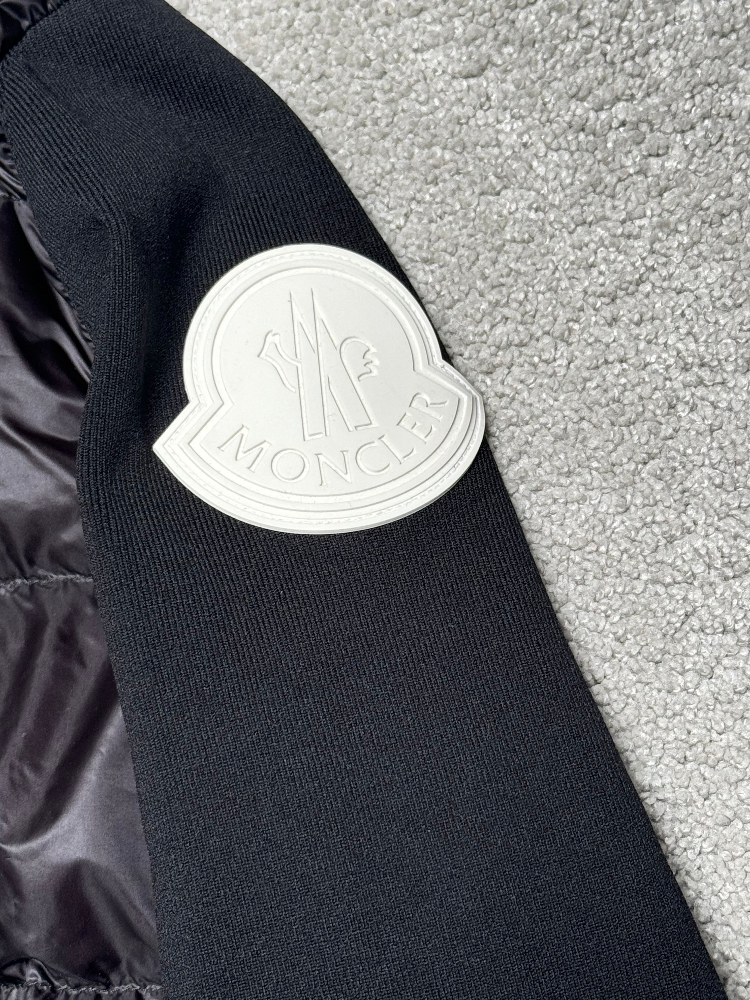 Moncler Cardigan (Fittaa M)