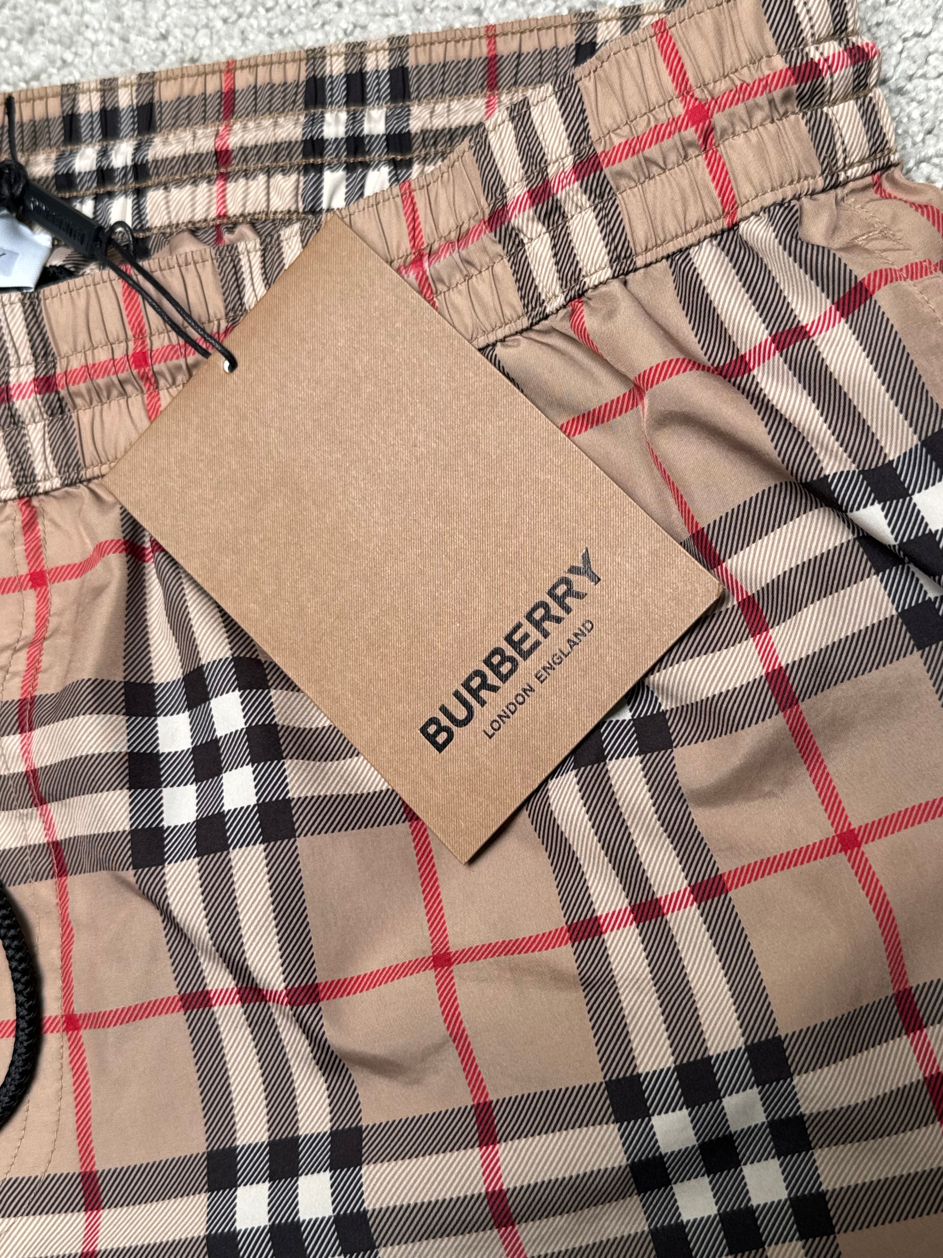 Burberry Shorts (Fittaa L)