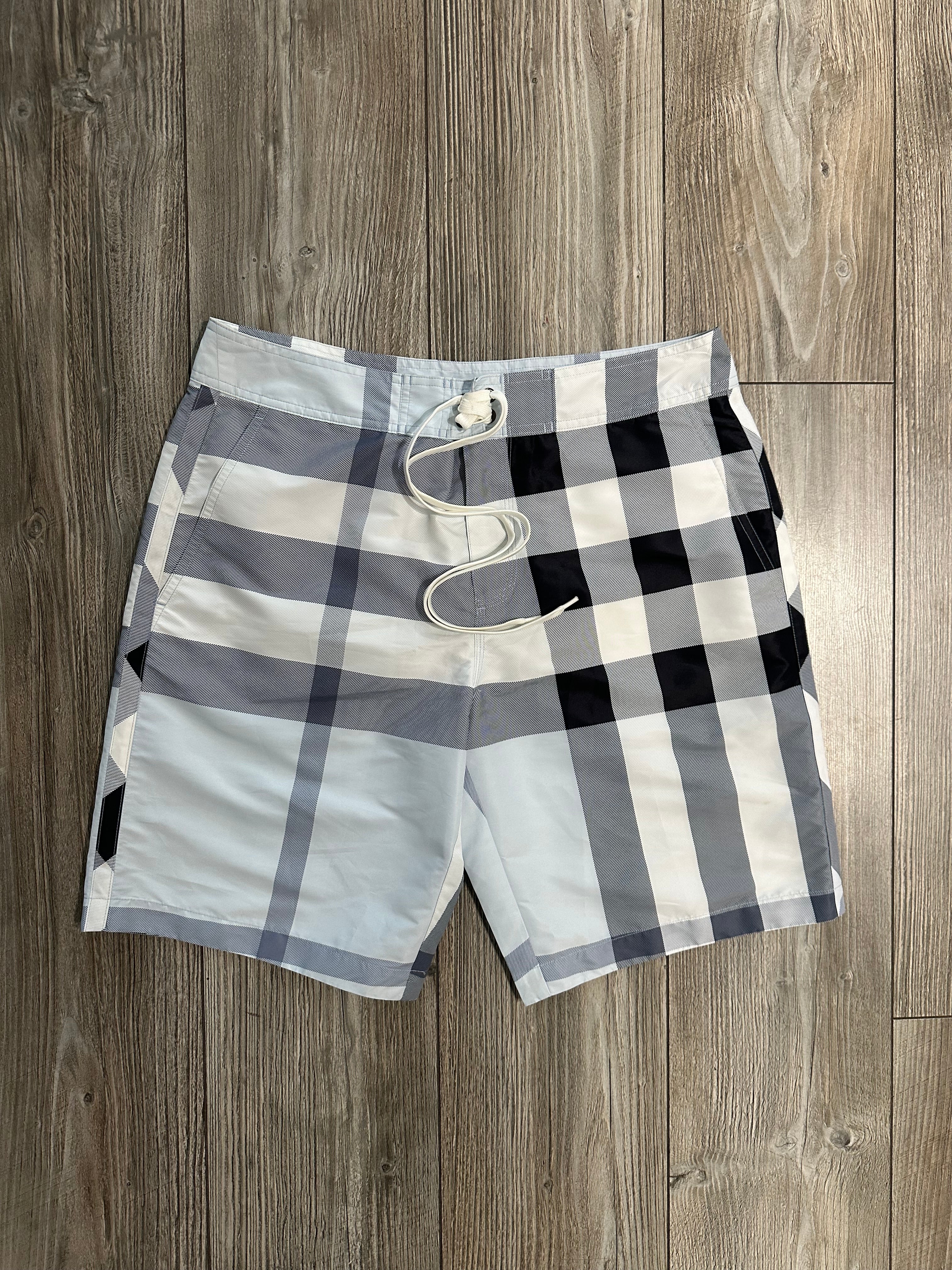 Burberry Shorts (Fittaa M)