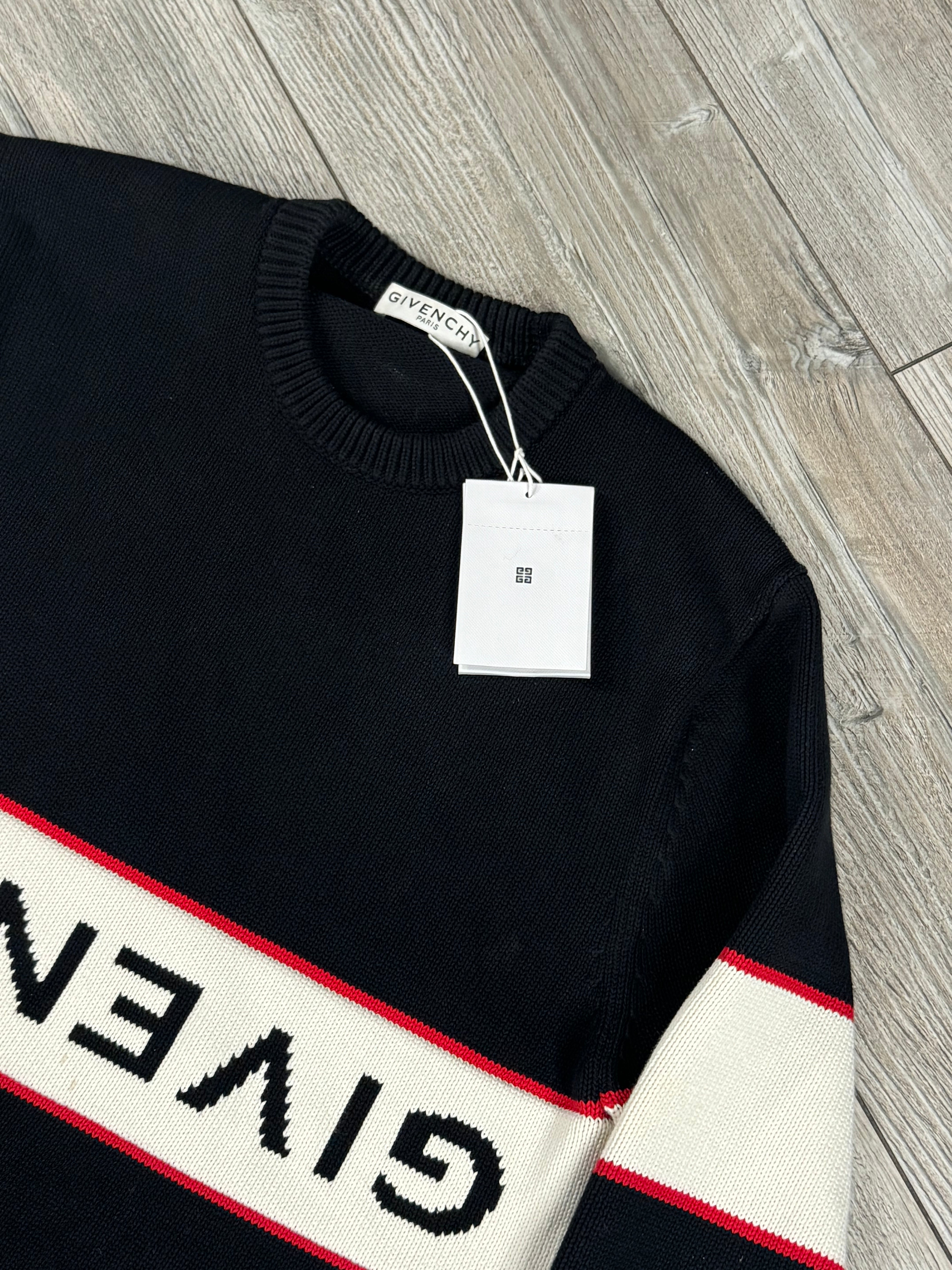 Givenchy Sweater (Fittaa M)