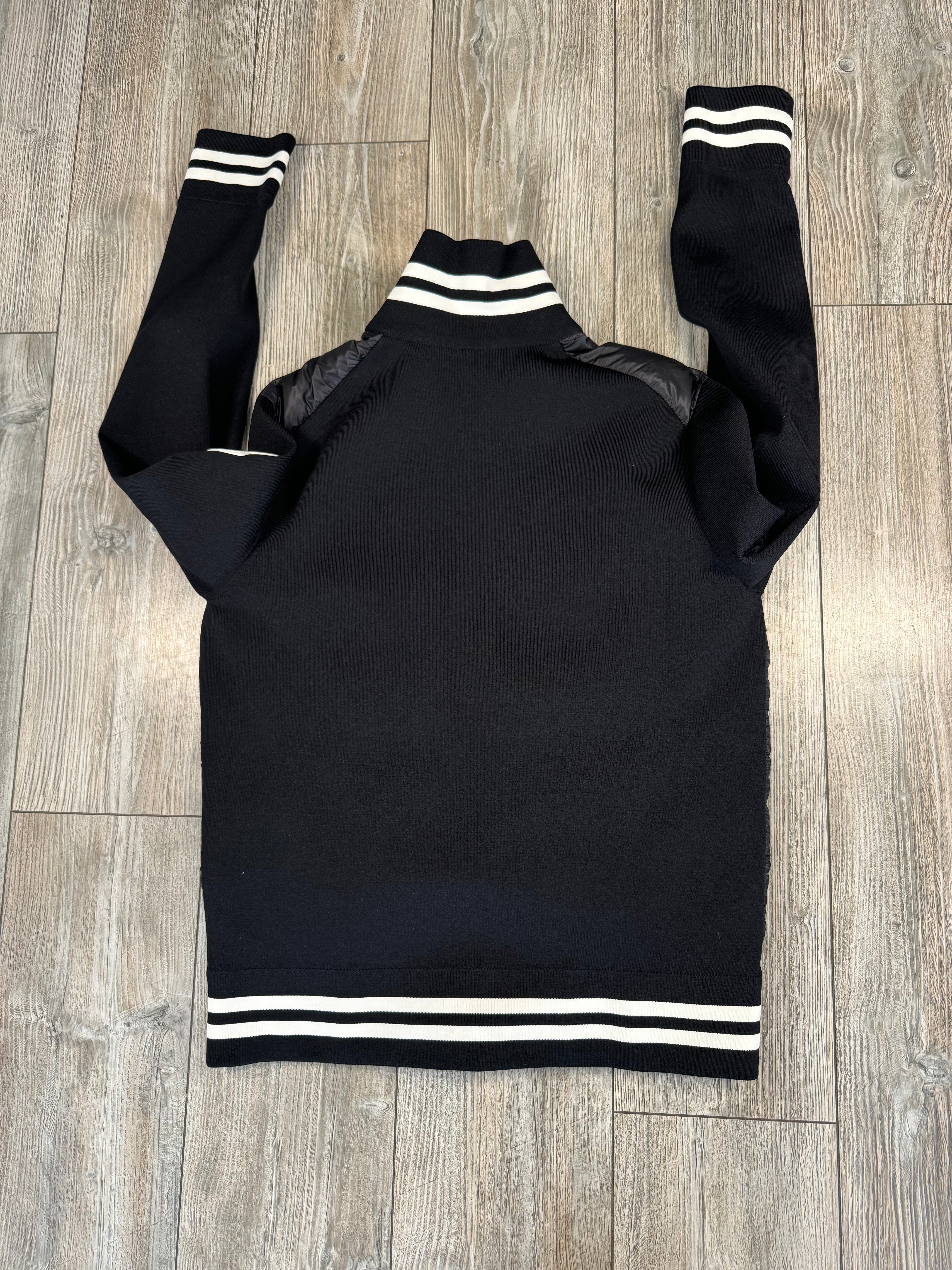 Moncler Cardigan (Fittaa M)
