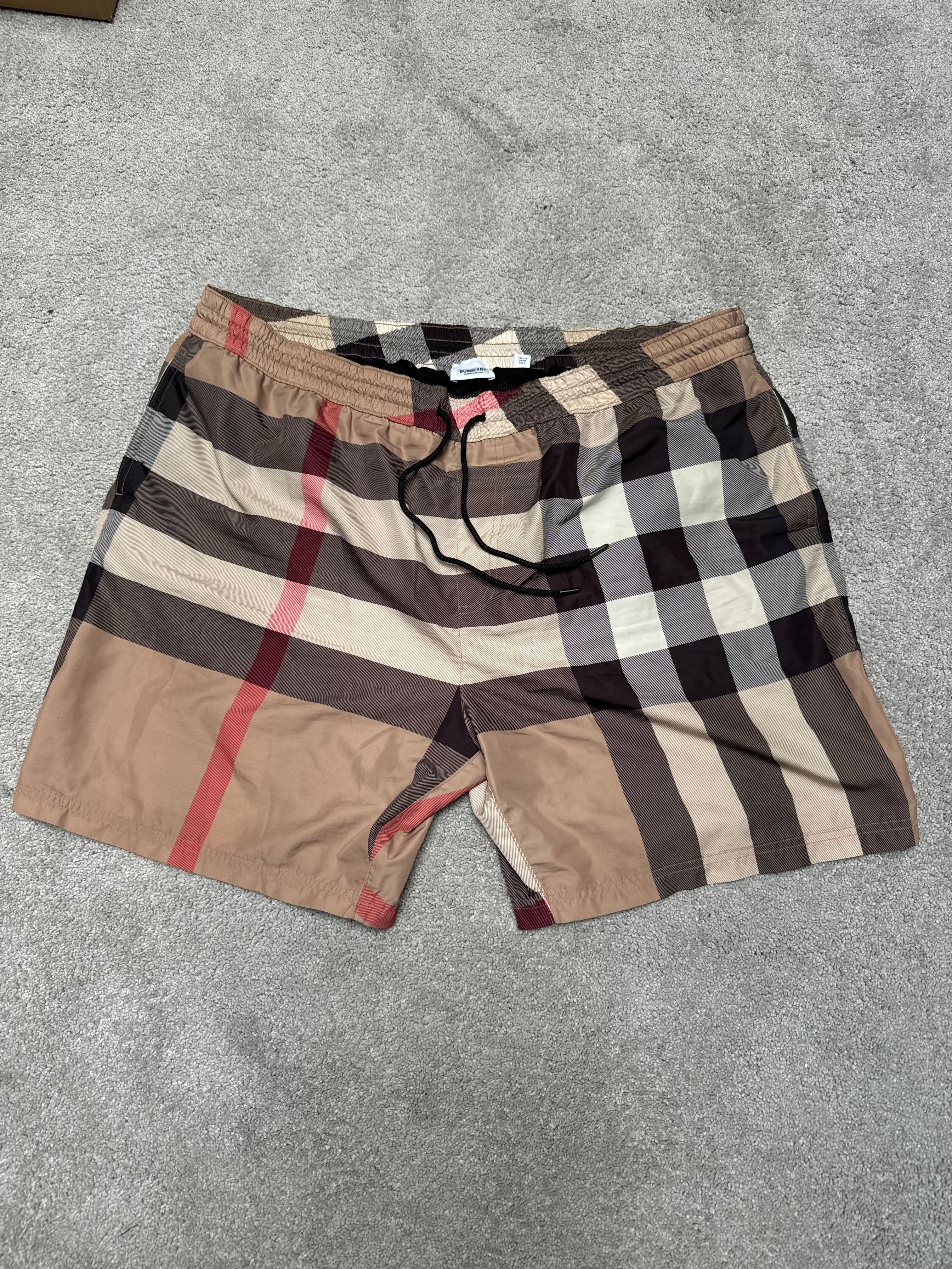 Burberry Shorts (Fittaa XL)