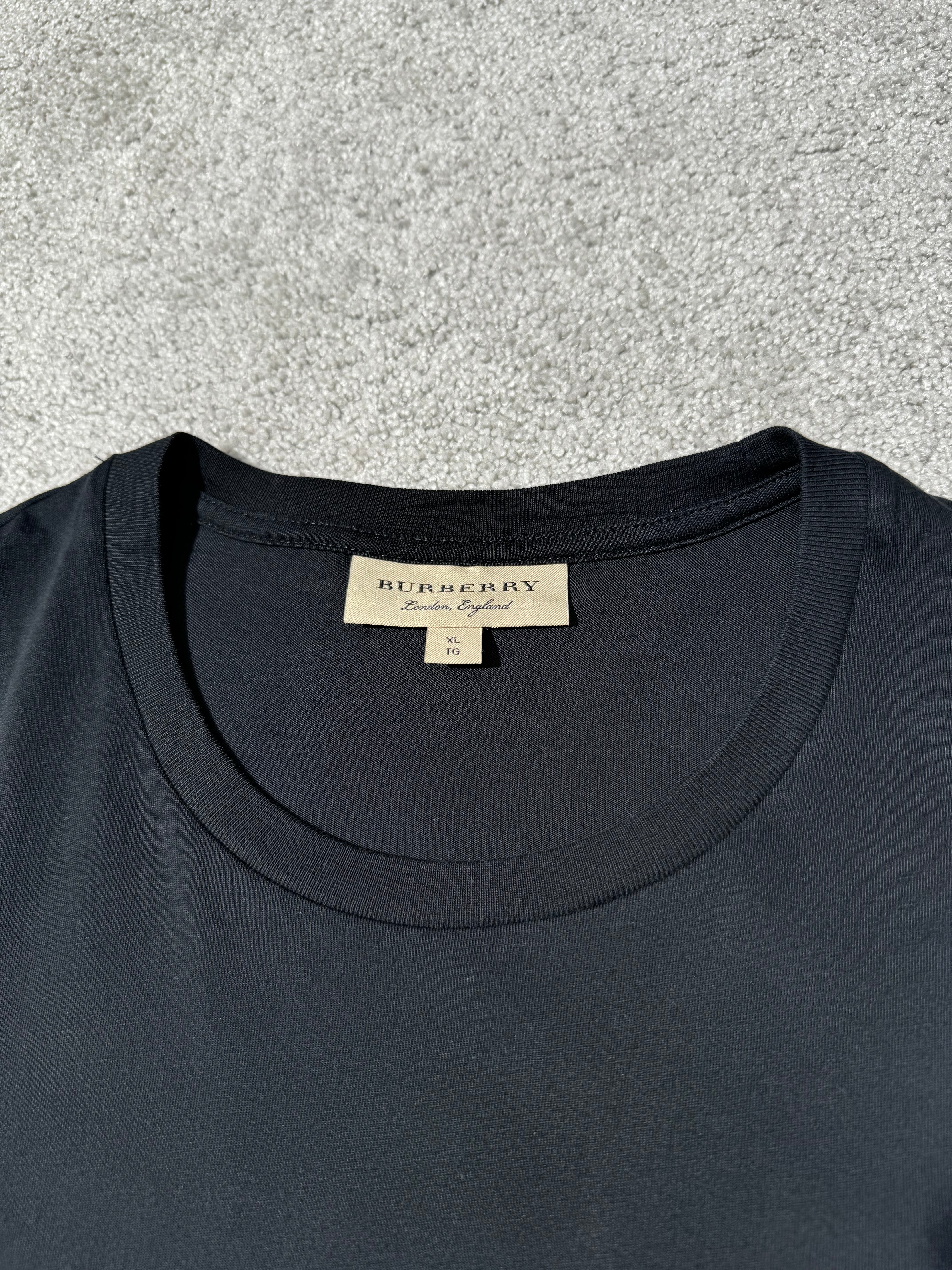 Burberry T-Paita                       (Fittaa L-XL)