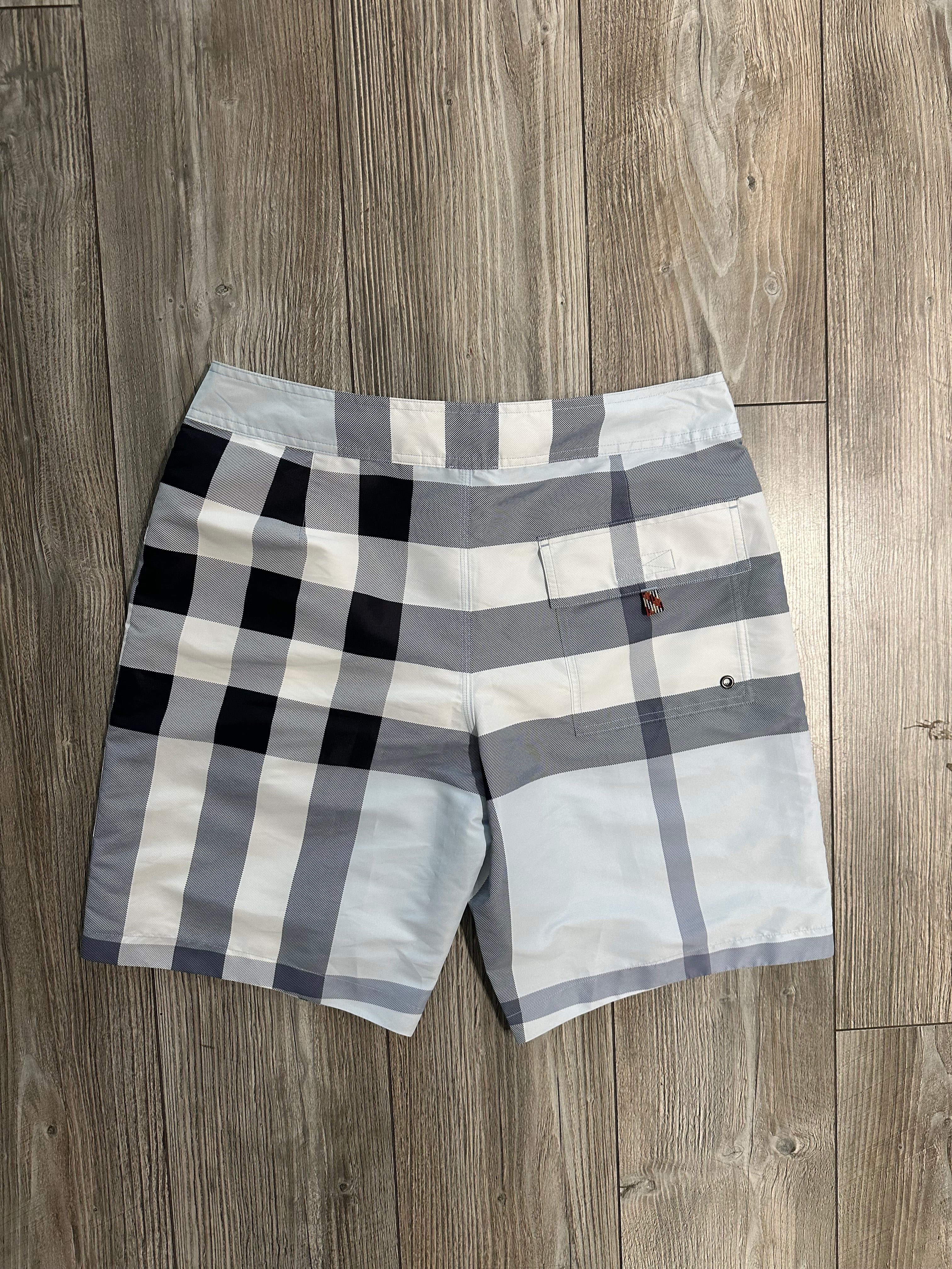 Burberry Shorts (Fittaa M)